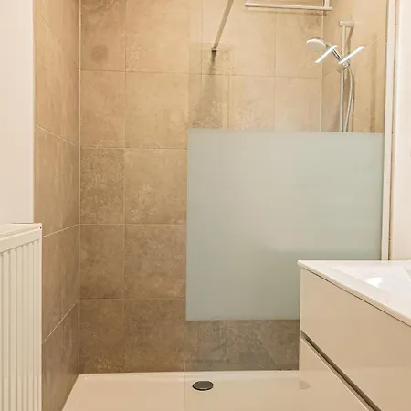 Penthouse Standing A Ath